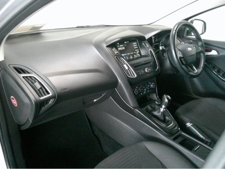 2017 Ford Focus - thumbnail 18