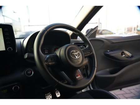 2020 Toyota Yaris - thumbnail 19