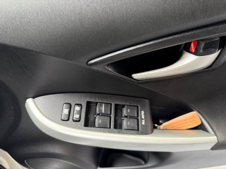 2015 Toyota Prius - thumbnail 18