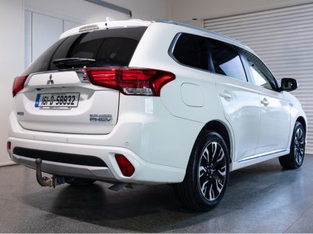 2016 Mitsubishi Outlander - view 4