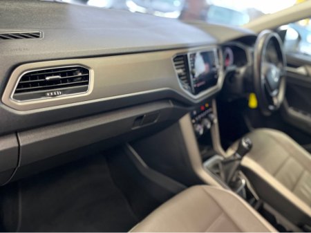 2022 Volkswagen T-Roc DESIGN SPORT 1.0 TSI 110HP €19,900 thumbnail