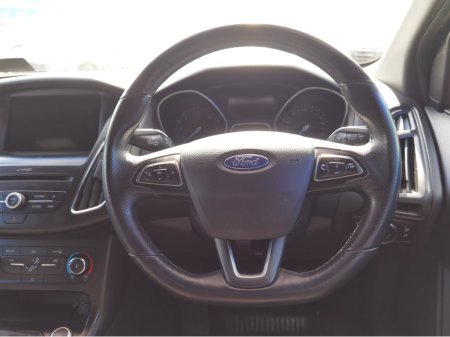 2017 Ford Focus - thumbnail 16