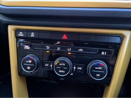 2020 Volkswagen T-Roc STYLE DESIGN AUTOMATIC 2.0 DIESEL //LOW MILES//REVERSE CAMERA//KEYLESS ENTRY//ADAPTIVE CRUISE CONTROL//BLIND SPOT WARNING// €23,950 thumbnail