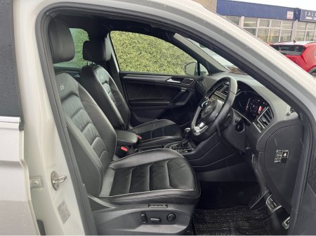 2020 Volkswagen Tiguan R-LINE 4MOTION AUTOMATIC 2.0 DIESEL //MASSIVE SPEC//DYNAUDIO SOUND SYSTEM//FULL LEATHER HEATED SEATS//360 PARKING CAMERAS//HEAD UP DISPLAY// €35,950 thumbnail