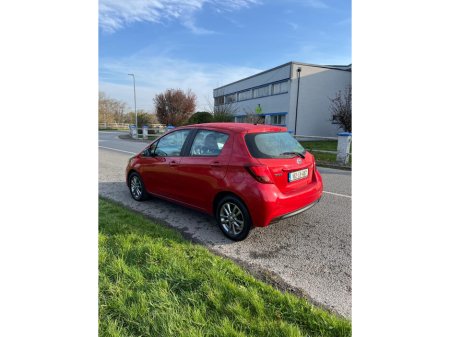 2016 Toyota Yaris - thumbnail 5