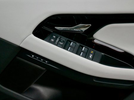 2025 Land Rover Range Rover Evoque 1.5 I3 PHEV 269 PS Dynamic SE €59,950 thumbnail