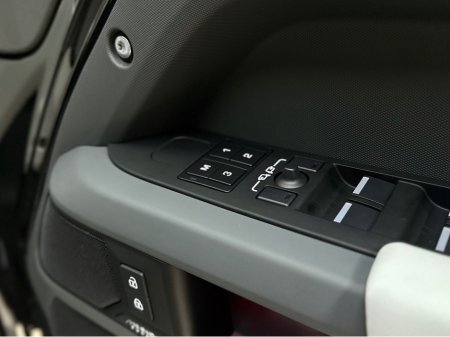 2026 Land Rover Defender - thumbnail 13