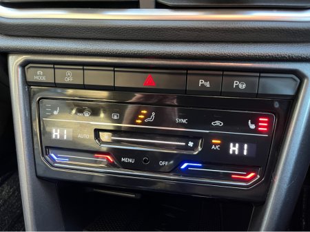 2023 Volkswagen T-Roc AUTOMATIC 2.0 DIESEL //MASSIVE SPEC//FULL LEATHER HEATED SEATS//PANORAMIC GLASS ROOF//LOW MILES// €31,950 thumbnail