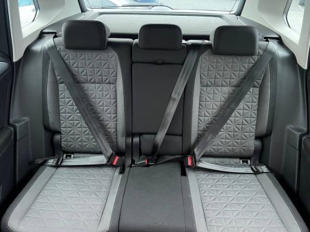 2023 Volkswagen Tiguan LIFE 1.4 HYBRID // DIGITAL CLUSTER // APPLE CARPLAY/ANDROID AUTO // DUAL ZONE CLIMATE CONTROL €31,900 thumbnail