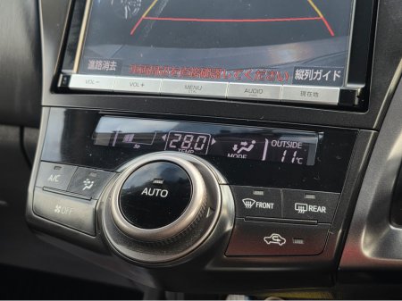 2014 Toyota Prius Alpha - thumbnail 17