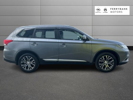 2017 Mitsubishi Outlander - thumbnail 4