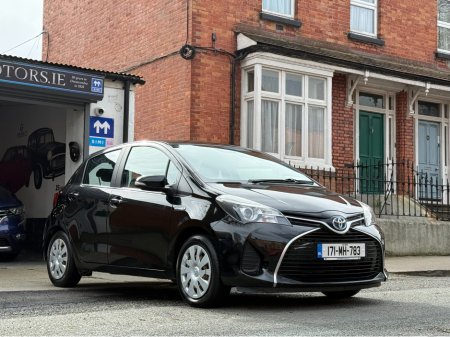 2017 Toyota Yaris - thumbnail 3