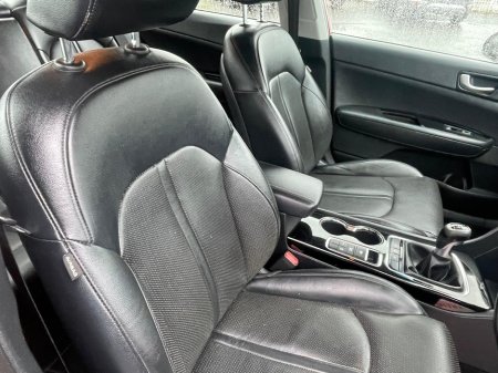 2017 Kia Optima PLATINUM 4DR €15,000 thumbnail