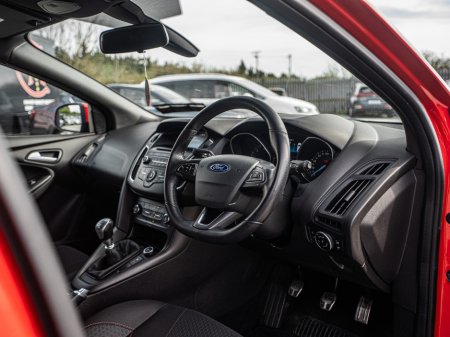 2017 Ford Focus - thumbnail 7