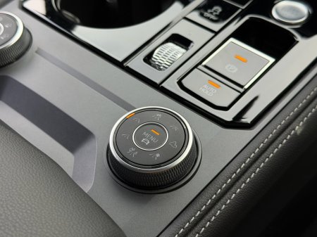 2025 Volkswagen Touareg - thumbnail 14