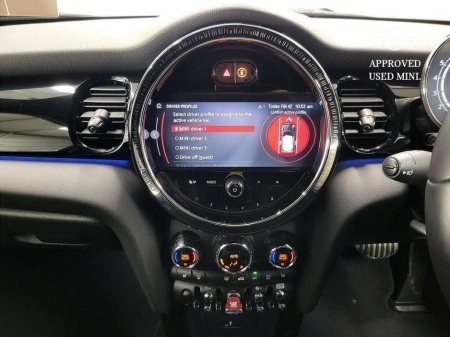 2024 MINI Hatch 3-Door Cooper Sport €29,975 thumbnail