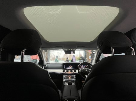 2019 Mercedes-Benz E Class 2019 MERCEDES-BENZ E220D ADVANTGARDE 2.0 AUTOMATIC / CRUISE CONTROL / 360° PARKING CAMERA / ELECTRIC MEMORY & HEATED SEATS / PANORAMIC SUNROOF / PADDLE SHIFTERS / APPLE CARPLAY / AMBIENT LIGHTS thumbnail