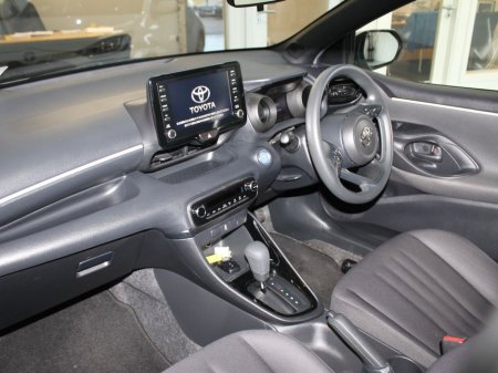 2020 Toyota Yaris 6aa-mxph10 €15,999 thumbnail