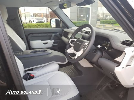 2025 Land Rover Defender - thumbnail 17