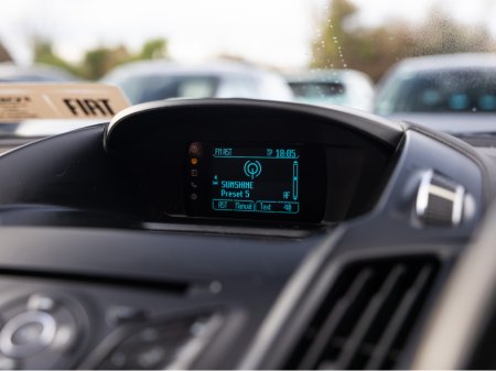 2015 Ford Kuga ZETEC 2.0 TDCI 120PS FWD 4 4DR €11,950 thumbnail