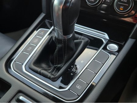 2016 Volkswagen Passat ( 162 REG 2.0 TSI R-LINE FULL LEATHER SEATS ELECTRIC HEATED SEATS SAT-NAV REV CAMERA BLIND-SPOT CARPLAY ANDROID AUTO €19,950 thumbnail