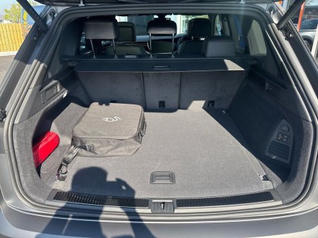 2025 Volkswagen Touareg 3.0 TSI PHEV 462HP R €115,975 thumbnail