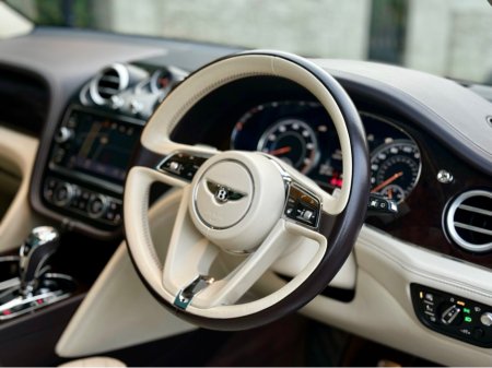 2016 Bentley Bentayga W12 600BHP AWD 5DR A €118,950 thumbnail