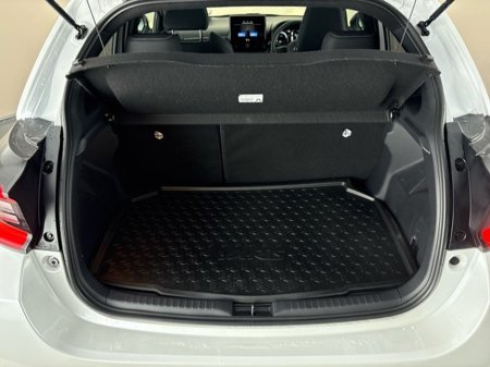 2025 Toyota Yaris HYBRID PLATINUM €31,950 thumbnail