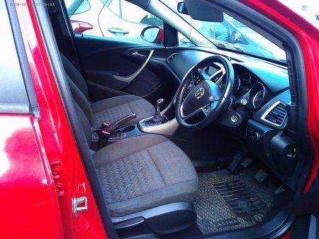 2013 Opel Astra - view 2