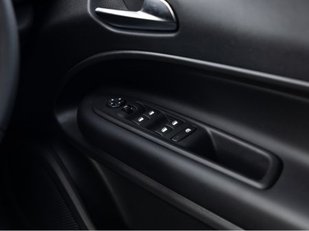 2026 Jeep Avenger HYBRID ALTITUDE 1.2 AT €33,995 thumbnail