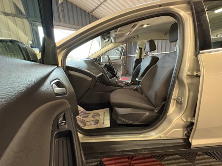 2018 Ford Focus - thumbnail 15