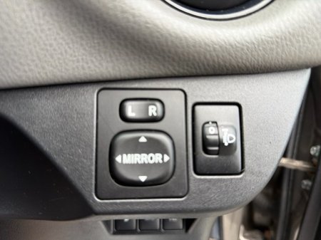 2018 Toyota Yaris - thumbnail 12