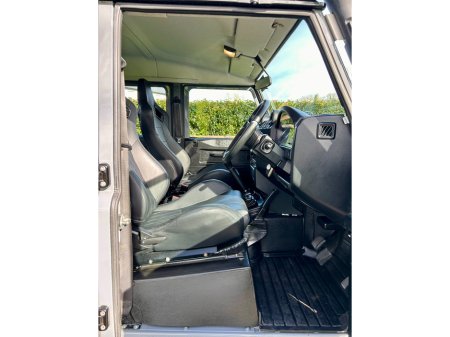 2017 Land Rover Defender - thumbnail 14