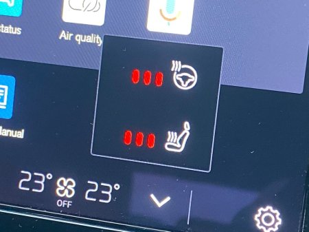 2023 Volvo XC40 Core Recharge Auto EV €31,900 thumbnail