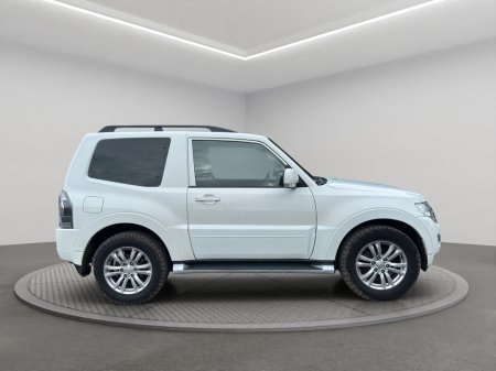 2016 Mitsubishi Pajero  thumbnail