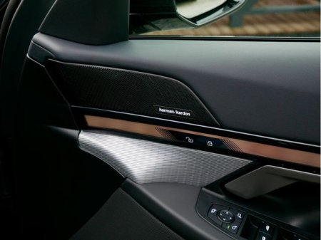 2025 BMW 5 Series - thumbnail 19