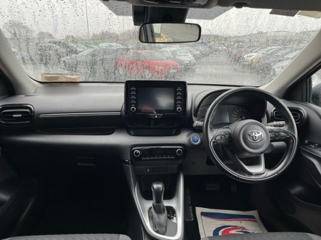 2024 Toyota Yaris YARIS 1.5 HYBRID LUNA €26,900 thumbnail