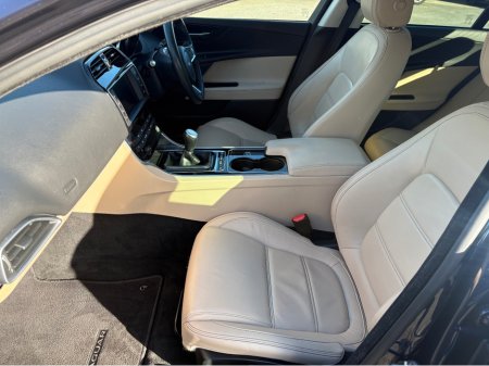 2017 Jaguar XE - thumbnail 13