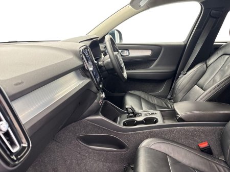 2022 Volvo XC40 - thumbnail 2