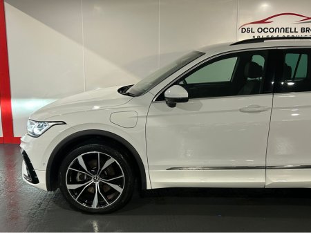 2023 Volkswagen Tiguan R-LINE 1.4 TSI PHEV S- DSG €38,950 thumbnail