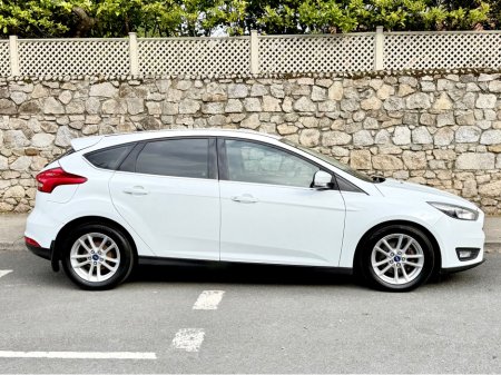 2017 Ford Focus - thumbnail 4