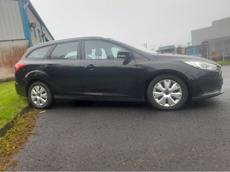 2016 Ford Focus - view 3