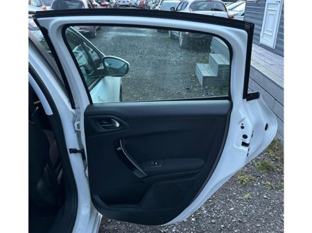 2016 Peugeot 208 Puretech 1.2L Petrol Automatic (2763) €9,995 thumbnail