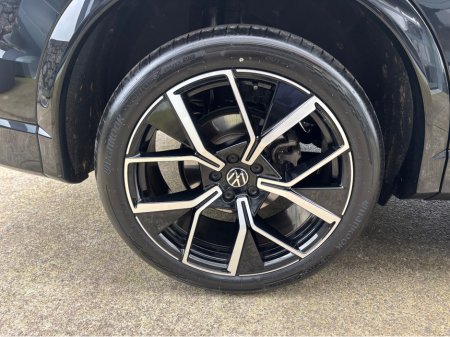 2025 Volkswagen Tiguan R-LINE ETSI S-A TSI DSG €49,900 thumbnail