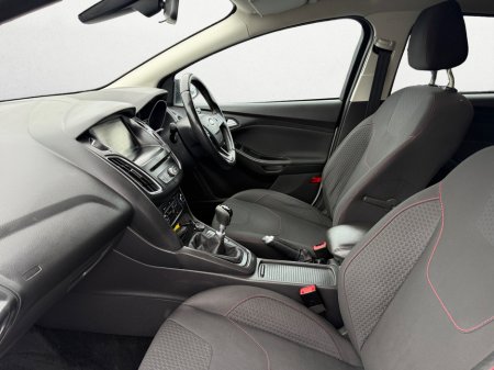 2016 Ford Focus - thumbnail 8