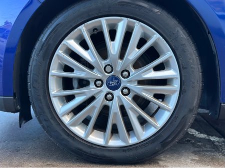 2016 Ford Focus - thumbnail 3