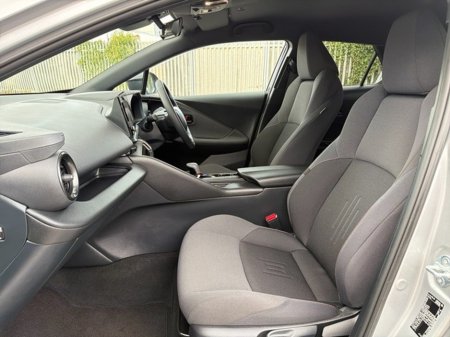 2025 Toyota C-HR SPORT PLUS SIDESTEPS & EXTRAS // HEATED SEATS // APPLE CARPLAY/ANDROID AUTO // SIDE STEPS // WIND DEFLECTORS // FULL WARRANTY €37,945 thumbnail