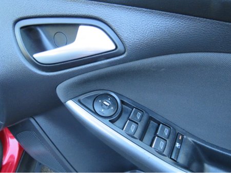2012 Ford Focus - thumbnail 16