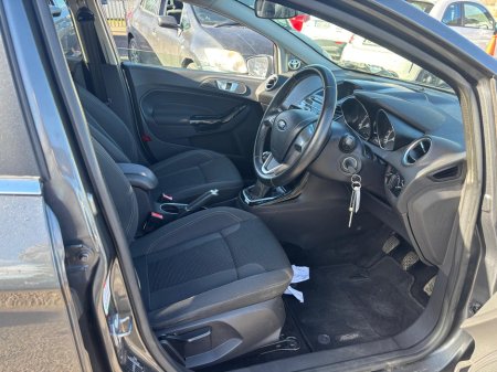 2016 Ford Fiesta - view 4