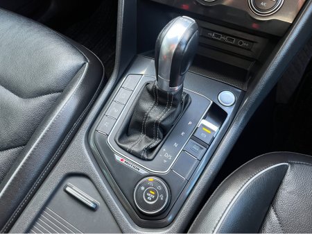 2018 Volkswagen Tiguan R-LINE 4 MOTION AUTOMATIC 2.0 DIESEL //HIGH SPEC//FULL LEATHER HEATED FRONT AND REAR SEATS//360 PARKING CAMERAS//ADAPTIVE CRUISE CONTROL// €27,950 thumbnail